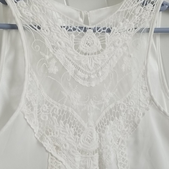 High neck lace sleeveless shirt - Picture 2 of 3